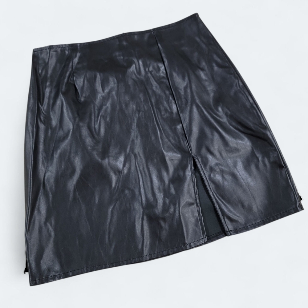 Windsor Black Faux Leather Mini Skirt Size Medium Front Slit